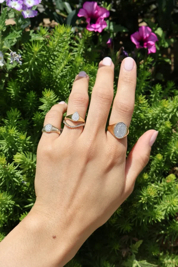 Yvonne Léon Baby Oval Diamond Chevaliere Ring